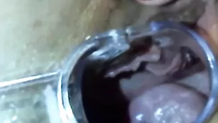 Похотливая крошка KissesOfLove показывает пизду ближним ракурсом