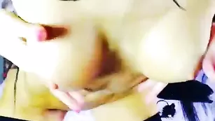 Пикантная цаца bombinna нежно мусолит киску