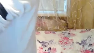 Захватывающая детка olunchik показывает молочные железы