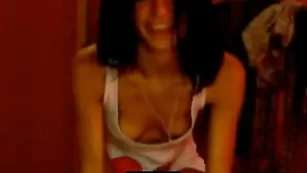 Худенькая сучка ellapirs исполняет стриптиз