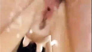 Бабенка с висячими титьками BaileyRayne трахается в жопу