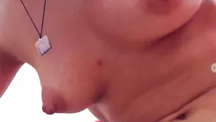 Пошлая цыпочка sayohh трахает себя фаллосом