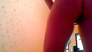 Грудастая бабенка SecretAngel ласкает свои прелести