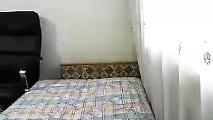 Распутная крошка YO_Landy теребит бритую пилотку