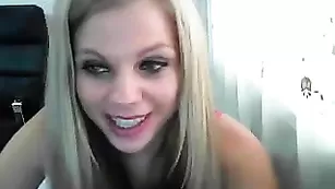 Распутная крошка YO_Landy теребит бритую пилотку