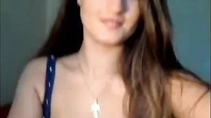 Шаловливая детка littlekris не спешит раздеваться