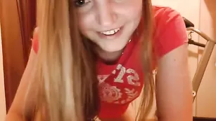 Худенькая сучка anita9 ласкает красивые сиськи