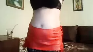 Зрелая соска Shadylady облизывает резиновый пенис