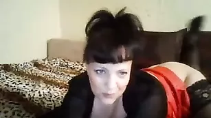 Зрелая соска Shadylady облизывает резиновый пенис