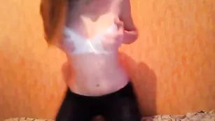 Аппетитная шлендра AliceWon оголяет предести