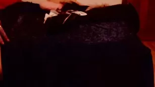 Смазливая барышня Evochkaxxx ласкает бритую киску