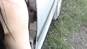 Милая брюнеточка loverhia мастурбирует пизду в машине