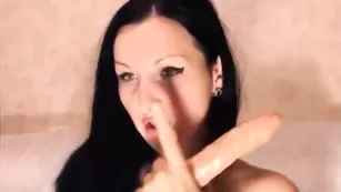 Пафосная шкура cuteandsexy1 массирует сиськи и бритую письку