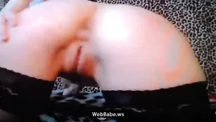 Замечательная барышня sexymaia трахает обе дырочки