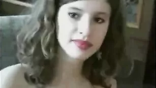 Привлекательная крошка solnushko18 раздевается на фоне ковра