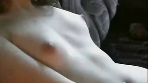 Привлекательная крошка solnushko18 раздевается на фоне ковра