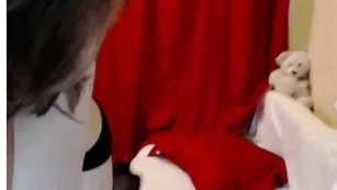 Куколка в чулочках alinna мастурбирует бритые отверстия