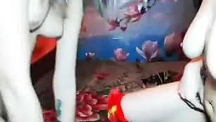 Похотливая сука Frida_Oliva писает на свою подругу