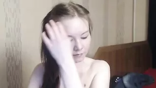 Смазливая краля Viviens наминает молочные железы