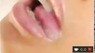 Светловолосая бабенка antigeisha глотает сперму