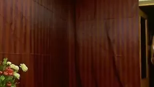 Жаркая цыпочка xhotkityx натирает тело маслом