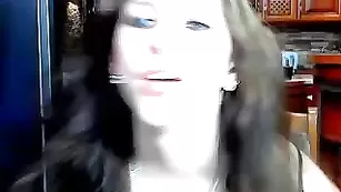 Жаркая пассия KiraGold ласкает сочную киску