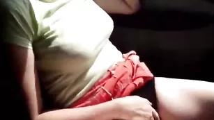 Сексуальная русская девка Марина мастурбирует в машине