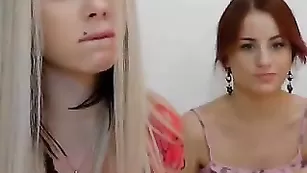 Милые лесбиянки раздвигают ножки и мастурбируют пизду