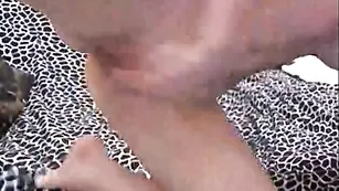 Тощая куртизанка с маленькой грудью kellebrahot мастурбирует вагину