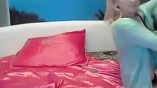 Пышногрудая блондинка Sabrinaelit танцует стриптиз