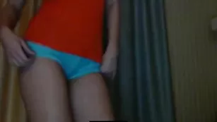 Изящная сучка queenblair танцует красивый стриптиз