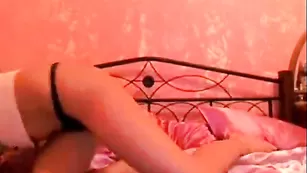 Ненасытная шкура anyaaaa741 жестко трахает оба отверстия