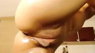 Замечательная шлюха milashka099 жарко дрочит анал