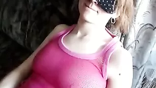 Распутница Марина ласкает бритые дырочки пальчиками