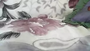 Ненасытная сучка catsuit устраивает двойной трах