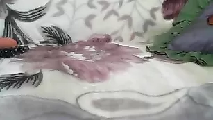 Ненасытная сучка catsuit устраивает двойной трах