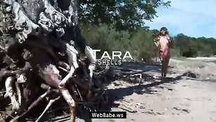 Русская худышка Maria Ryabushkina раздевается на свежем воздухе