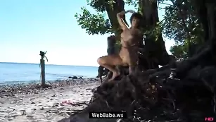 Русская худышка Maria Ryabushkina раздевается на свежем воздухе