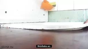 Сексапильная деваха missforkiss развлекается на кухне