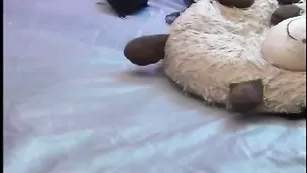 Шальная крошка Kotja трахает анал фаллосом