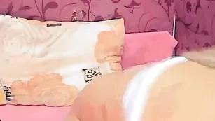 Изящная малышка Goldie нежно мастурбирует пизду