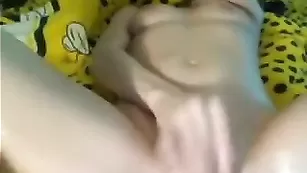 Пошлая сучка AnechkaSmile ласкает мокрую киску