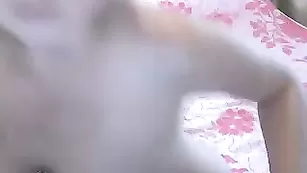 Пухлая блонда BlondyDolls теребит пилотку пальчиками