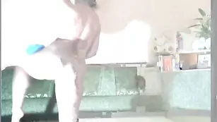 Пылкая женщина Catsuit обнажает прелестное тело