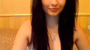 Отличная брюнеточка gypsylove решила показать свои прелести
