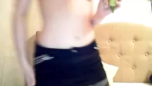 Озорная крошка flirtomaniy яро трахает анал огурцом