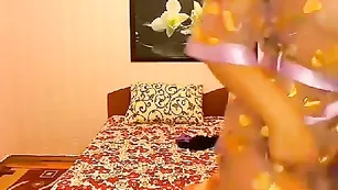 Милая рунетка xhotkityx долбит себя в попу