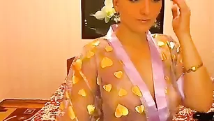 Милая рунетка xhotkityx долбит себя в попу