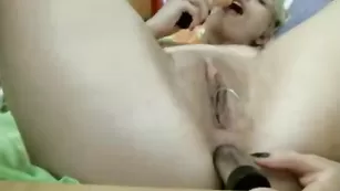 Светловолосая курва sailormoon смачно трахает обе дырки