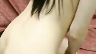 Похотливая сука samanttta натирает бритую киску